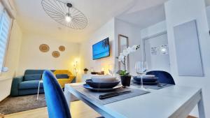 Telewizja i/lub zestaw kina domowego w obiekcie Le SMART - Parking - Terrasse - Wifi - Mulhouse - Relax BNB