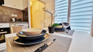 Kuchnia lub aneks kuchenny w obiekcie Le SMART - Parking - Terrasse - Wifi - Mulhouse - Relax BNB