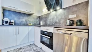 Kuchnia lub aneks kuchenny w obiekcie Le SMART - Parking - Terrasse - Wifi - Mulhouse - Relax BNB