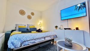 Telewizja i/lub zestaw kina domowego w obiekcie Le SMART - Parking - Terrasse - Wifi - Mulhouse - Relax BNB