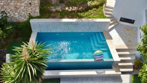 - une vue sur la piscine avec un ballon dans l'établissement Excellent recently renovated villa in Torremuelle, à Torremuelle