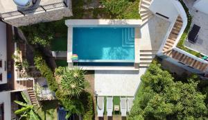 - une vue sur la piscine dans une maison dans l'établissement Excellent recently renovated villa in Torremuelle, à Torremuelle