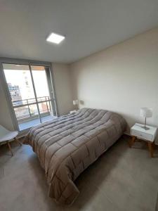 1 cama grande en un dormitorio con ventana grande en Nuevo, Bellísimo, Confort y muy amplio - 2 Dormitorios, uno en Suite - 2 baños y Pileta !! en Rosario
