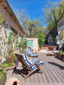 a deck with two lounge chairs and a table at Charmant haut de villa in Châteauneuf