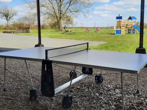 una mesa de ping pong frente a un parque infantil en Au Temps Retrouvé, en Nouans-les-Fontaines