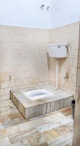 Baño sucio con aseo y lavamanos en Shree Nivas Homestay en Puri