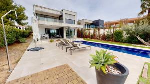 a villa with a swimming pool and a house at Villa Lili in L'Ampolla