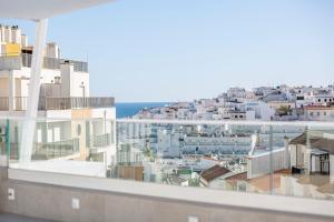 een uitzicht op de stad vanuit een gebouw bij Sun Lovers Hostel in Albufeira