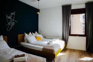 um quarto com duas camas e uma parede verde em Jenapartments Design Loft, Damenviertel im Stadtzentrum em Jena