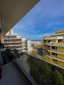 balcón con vistas a algunos edificios en CSO Luxury Residence en Mamaia