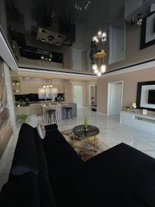 een woonkamer met een bank en een tafel bij CSO Luxury Residence in Mamaia