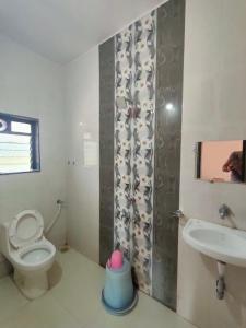 uma casa de banho com um WC e um lavatório em Suma beach resort em Dapoli