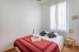 - une chambre blanche avec un lit et 2 serviettes dans l'établissement La Piazzetta - Terrasse au calme, à Marseille