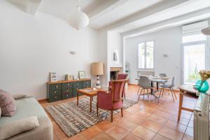 a living room with a table and chairs at La Piazzetta - Terrasse au calme in Marseille