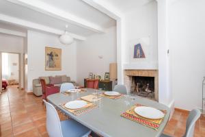 une salle à manger avec une table, des chaises et une cheminée dans l'établissement La Piazzetta - Terrasse au calme, à Marseille