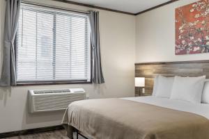 Highbridge Hotel客房内的一张或多张床位