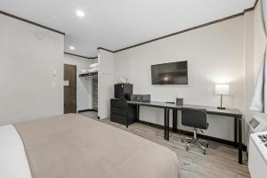 Highbridge Hotel的电视和/或娱乐中心