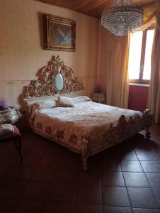 sypialnia z dużym łóżkiem w pokoju w obiekcie Baron'sRoom w mieście Nocera Inferiore