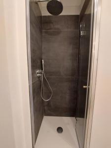 um chuveiro com porta de vidro em um banheiro em Villa with private pool and garden em Tradate