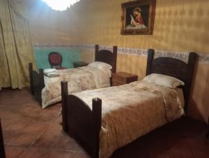 sypialnia z 2 łóżkami i obrazem na ścianie w obiekcie Baron'sRoom w mieście Nocera Inferiore