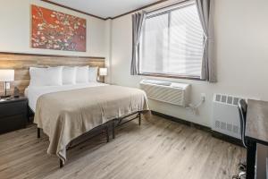 Highbridge Hotel客房内的一张或多张床位