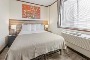 Highbridge Hotel客房内的一张或多张床位