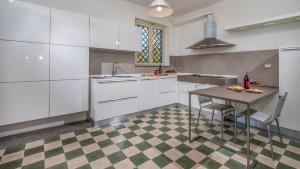 A kitchen or kitchenette at AGRUME' COUNTRY HOUSE 8, Emma Villas