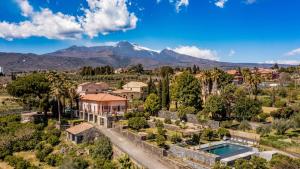A general mountain view or a mountain view taken from A villát