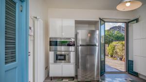 A kitchen or kitchenette at AGRUME' COUNTRY HOUSE 8, Emma Villas