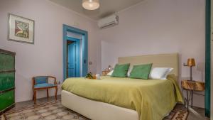 A bed or beds in a room at AGRUME' COUNTRY HOUSE 8, Emma Villas