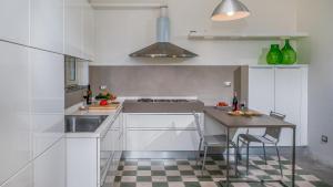 A kitchen or kitchenette at AGRUME' COUNTRY HOUSE 8, Emma Villas