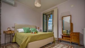A bed or beds in a room at AGRUME' COUNTRY HOUSE 8, Emma Villas