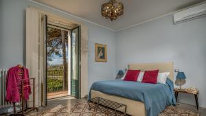 A bed or beds in a room at AGRUME' COUNTRY HOUSE 8, Emma Villas