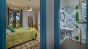 A bed or beds in a room at AGRUME' COUNTRY HOUSE 8, Emma Villas