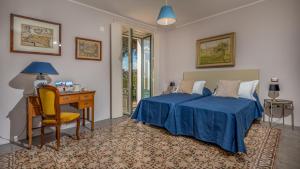 A bed or beds in a room at AGRUME' COUNTRY HOUSE 8, Emma Villas Még 37 kép