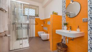 A bathroom at AGRUME' COUNTRY HOUSE 8, Emma Villas