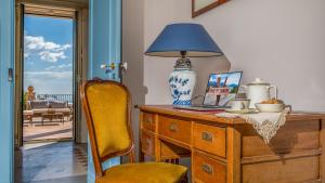 A television and/or entertainment centre at AGRUME' COUNTRY HOUSE 8, Emma Villas
