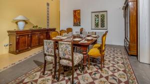 A seating area at AGRUME' COUNTRY HOUSE 8, Emma Villas