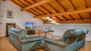 A television and/or entertainment centre at AGRUME' COUNTRY HOUSE 8, Emma Villas