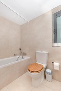 La salle de bains est pourvue de toilettes et d'une baignoire. dans l'établissement Lovely studio apt in the heart of St Julians, à San Ġiljan