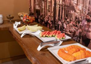 uma mesa com dois pratos de fruta em Kastel Grão Pará em Petrópolis