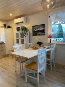 een keuken en eetkamer met een tafel en stoelen bij Stuga i Valfjället in Åmotsfors