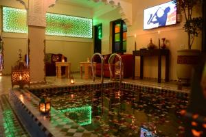 einen Pool im Wohnzimmer mit Kerzen im Wasser in der Unterkunft Riad Bab Nour in Marrakesch + 37 Fotos