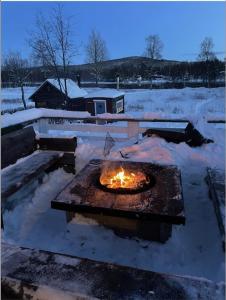 un focolare nella neve in un giardino di Mitt i Sveg, Färjegatan 6 a Sveg
