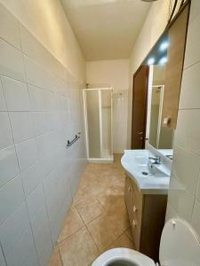 ein Badezimmer mit einem WC, einem Waschbecken und einem Spiegel in der Unterkunft Casa Cencioni in Tuscania