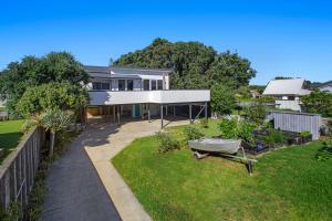 Κήπος έξω από το Elevated Beach Oasis - Ohope Beach Holiday Home