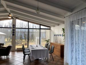 una sala da pranzo con tavolo e sedie di Family villa a Keflavík