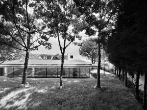 a black and white photo of a house with trees at Casa do Carvalhal - Quinta do Soldado in Alquerubim