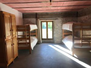 Cette chambre comprend 2 lits superposés et une fenêtre. dans l'établissement Gîte d'étape Bastide Petra Castellana Verdon, à Castellane