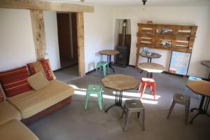 - un salon avec des chaises, un canapé et des tables dans l'établissement Gîte d'étape Bastide Petra Castellana Verdon, à Castellane